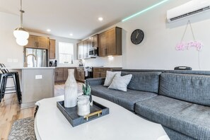 聯排別墅, 多張床, 廚房, 城市景觀 (Eastside Elegance) | 起居區