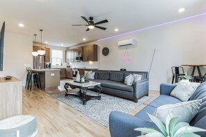 聯排別墅, 多張床, 廚房, 城市景觀 (Eastside Elegance) | 起居區