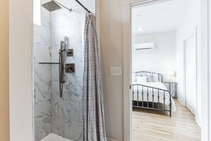 Casa de ciudad, varias camas, cocina, vista a la ciudad (Eastside Elegance) | Baño | Amenidades de baño de diseñador, toallas, papel de baño 