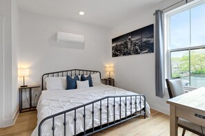 Casa de ciudad, varias camas, cocina, vista a la ciudad (Eastside Elegance) | 2 habitaciones, decoración personalizada y muebles diferentes 