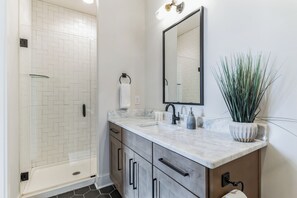 Stadtwohnung, Mehrere Betten, Küche, Stadtblick (Eastside Elegance) | Badezimmer