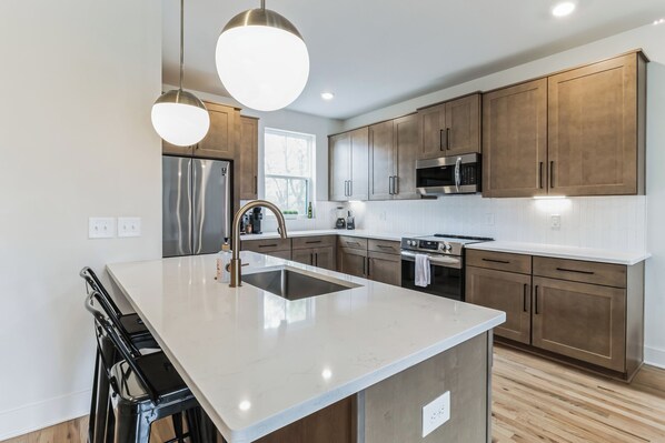 聯排別墅, 多張床, 廚房, 城市景觀 (Eastside Elegance) | 私人廚房 | 咖啡機/沖茶器