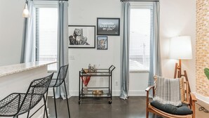 คอนโด, หลายเตียง, ห้องครัว, วิวเมือง (Whiskey Row Modern) | ภายใน