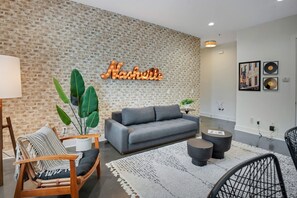 Appart'hôtel, plusieurs lits, cuisine, vue ville (Whiskey Row Modern) | Coin séjour