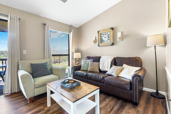 ์ฝ๋, ํน์ฌ์ด์ฆ์นจ๋ 1๊ฐ ๋ฐ ์ํ๋ฒ ๋, ๋ฐ์ฝ๋, ๊ณจํ์ฅ ์ ๋ง (Lake Access Condo) | ๊ฑฐ์ค ๊ณต๊ฐ | ๋์งํธ ์ฑ๋ ์์ฒญ์ด ๊ฐ๋ฅํ 42์ธ์น ํ๋ฉด TV