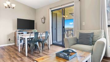 Condo, 1 giường cỡ king và sofa giường, ban công, quang cảnh sân golf (Lake Access Condo) | Khu phòng khách | TV màn hình phẳng 42-inch có truyền hình kỹ thuật số