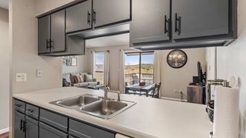 Condo, 1 King Bed with Sofa bed, Pool Access, Golf View (Luxurious Golf Front) | Interior