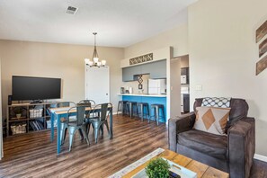 コンドミニアム キングベッド 1 台ソファーベッド付き プールアクセス ゴルフビュー (Luxurious Golf Front) | リビング エリア | 42 インチの薄型テレビ (デジタル放送視聴可)