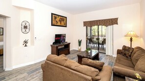 Apartment, Mehrere Betten, Terrasse, Gartenblick (Tranquil Breeze At Caribe Cove) | Wohnbereich | 42-Zoll-Flachbildfernseher mit Digitalempfang