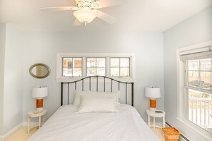 Hus, flere senger, terrasse, hageutsikt (Pete's Place) | 5 soverom, individuelt dekorert og individuelt innredet