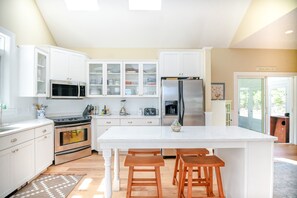 Hus, flere senger, terrasse, hageutsikt (Pete's Place) | Eget kjøkken | Kaffetrakter/tekoker