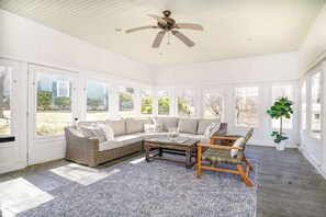 Hus, flere senger, terrasse, hageutsikt (Pete's Place) | Oppholdsområde | En 42-tommers Flatskjerm-TV med digitale kanaler samt peis