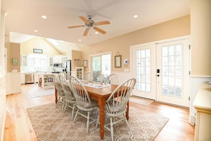 Dining - Stunning 5 Bdr, Walk to York Harbor Beach! (York)