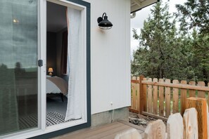 Property grounds - Hideaway of Highway 20 (Bend)