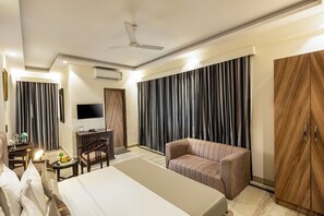 Suite | 1 bedroom, in-room safe, iron/ironing board, free WiFi