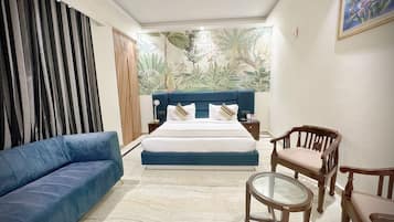 Caja de seguridad en la habitación y tabla de planchar con plancha