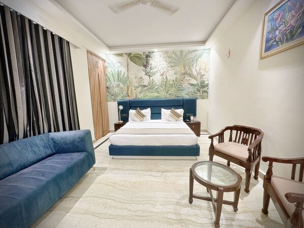 Suite | In-room safe, iron/ironing board, free WiFi, bed sheets - The Orion Express - East of Kailash (New Delhi)