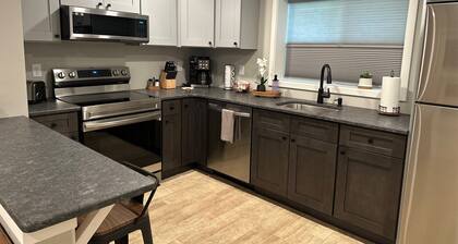 Trailhead Cottage - Half mile to PNF, dog friendly!