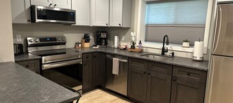 Trailhead Cottage - Half mile to PNF,  dog friendly!