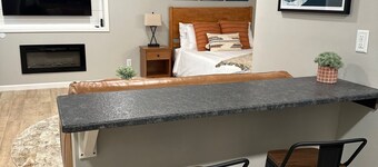 Trailhead Cottage - Half mile to PNF, dog friendly!