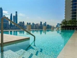 Una piscina con el horizonte de la ciudad al fondo.