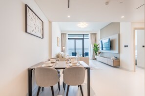 Dining - Charming 1BR Apartment at Marina Vista Tower 2 Emaar Beachfront Dubai Marina by Deluxe Holiday Homes (Dubai)