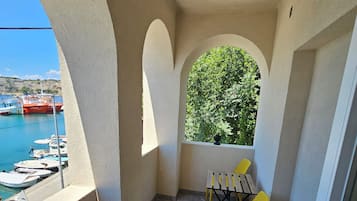 Habitación doble, balcón, vista a la marina | Terraza o patio