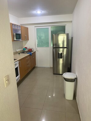 Mikroaaltouuni, uuni, liesi, kahvin-/teenkeitin