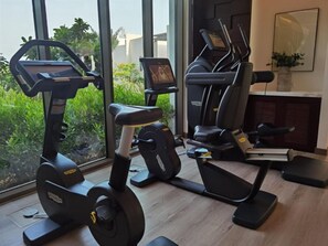 Ein Fitnessraum mit Ergometer, Crosstrainern und Laufbändern.