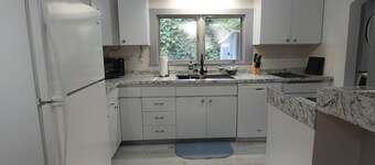 Cape Cod Cottage, Short Walk to Wequaquet Lake Private Beach and Cranberry Bogs