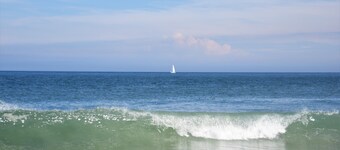 Cape Cod Cottage, Short Walk to Wequaquet Lake Private Beach and Cranberry Bogs