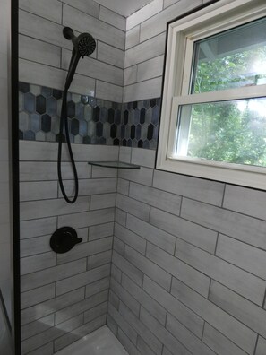 Shower, hair dryer, towels, soap - Cape Cod Cottage, Short Walk to Wequaquet Lake Private Beach and Cranberry Bogs (Barnstable)