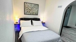 1 habitación, tabla de planchar con plancha, cuna de viaje y wifi