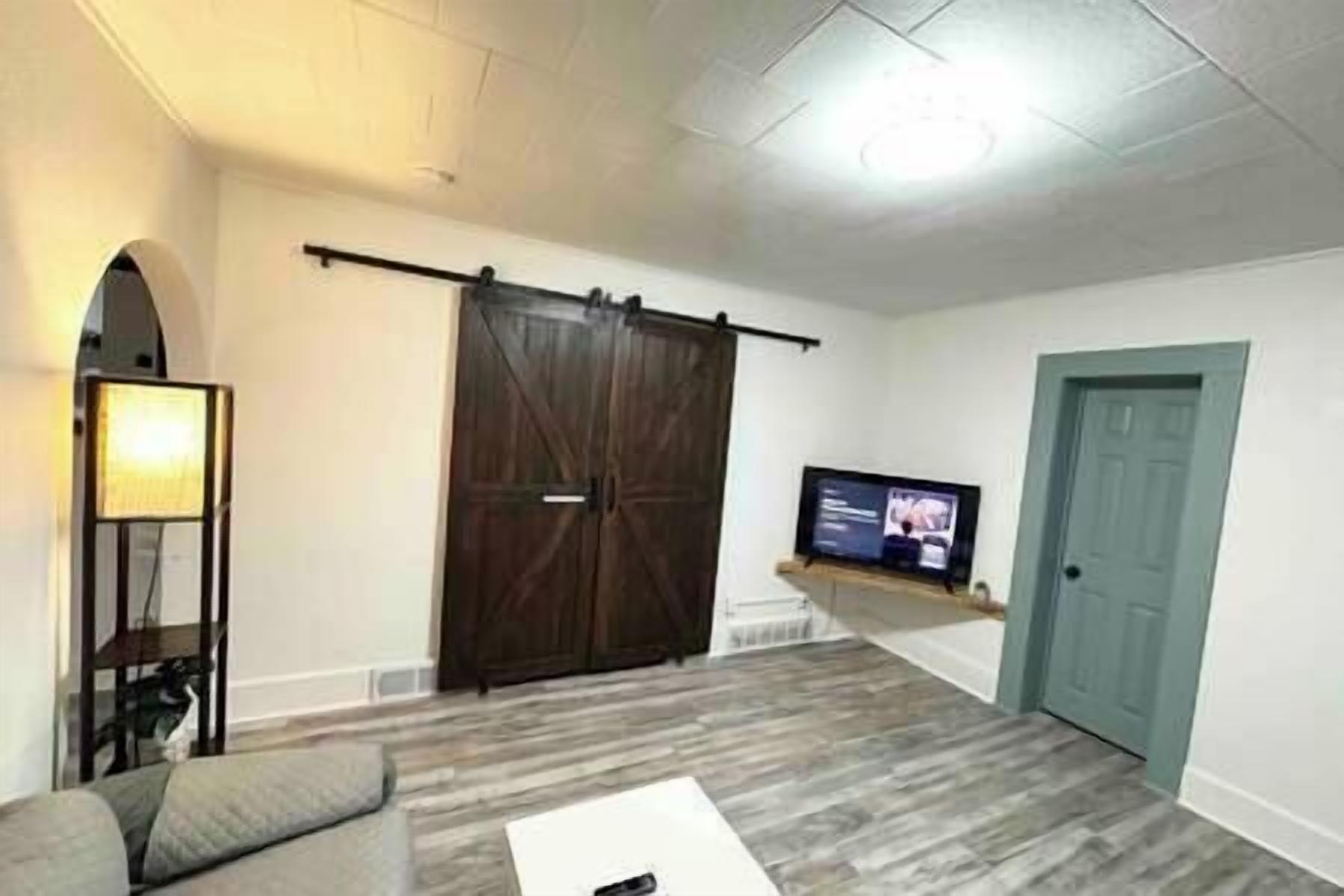 1127 / Downtown Dubuque, First Floor, Free Parking - Iowa