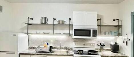 Jääkaappi, mikroaaltouuni, uuni, liesi