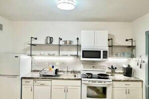 Réfrigérateur, micro-ondes, four, plaque de cuisson