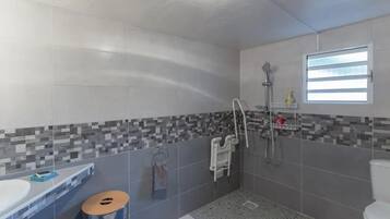 Dusj, hårføner, håndklær og såpe