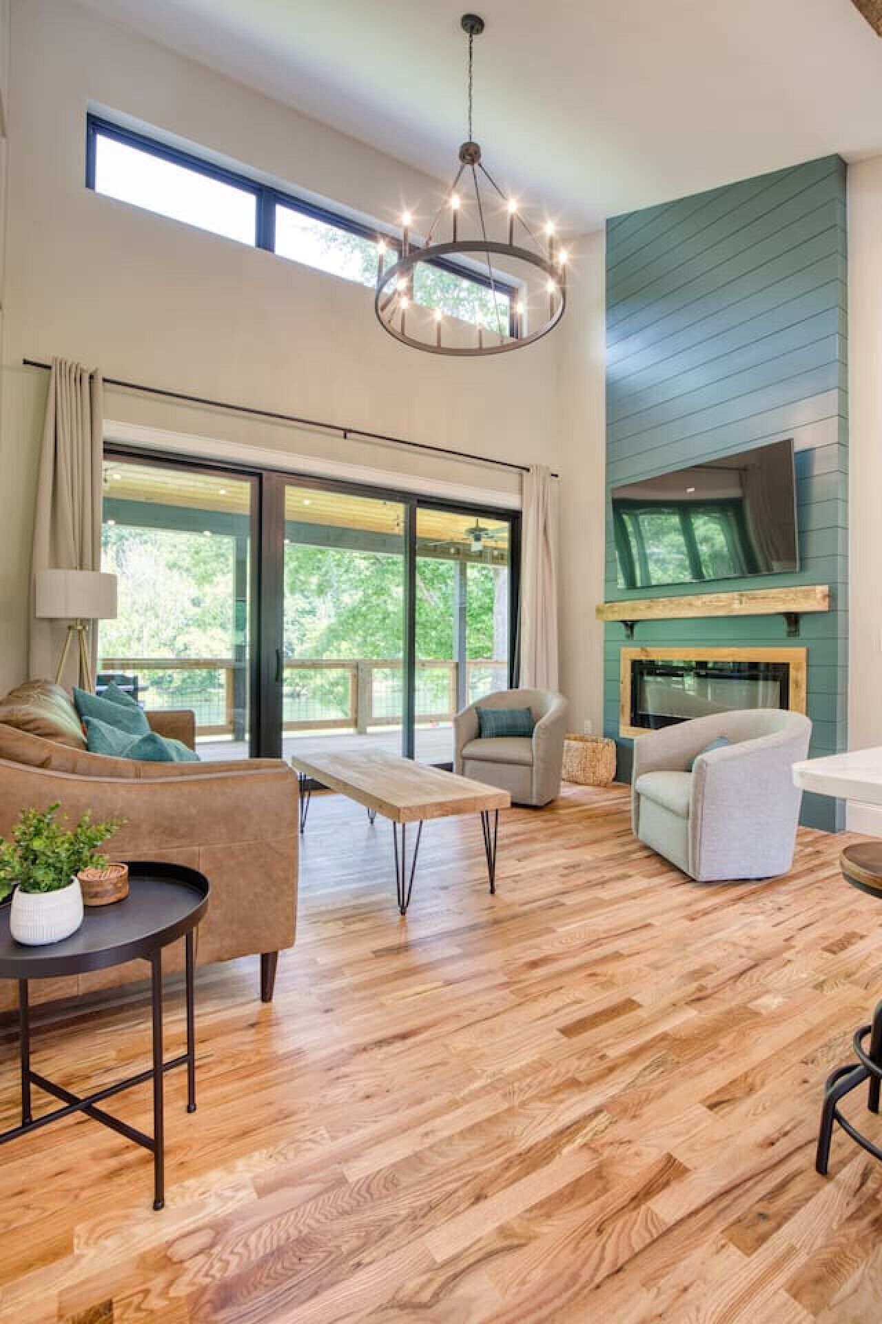 Télévision, cheminée, chaîne hi-fi