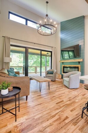 Televisor, llar de foc i estèreo 