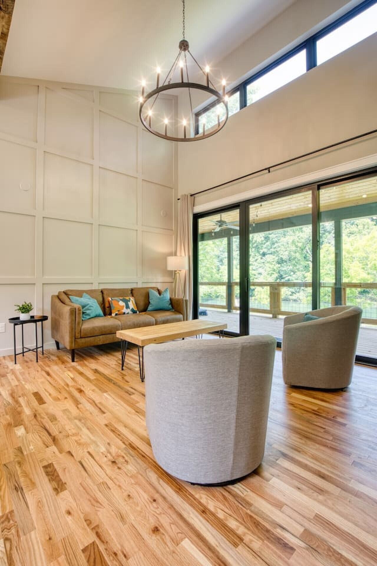 Télévision, cheminée, chaîne hi-fi