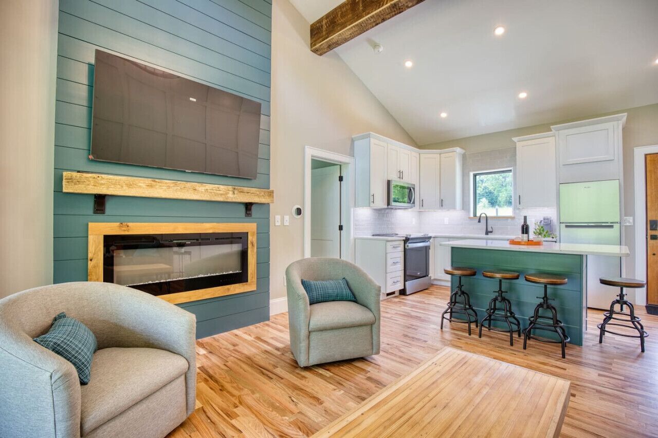 Télévision, cheminée, chaîne hi-fi