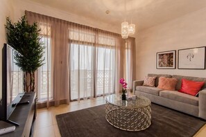 Smart TV, stereo - Walking Distance to Burj Khalifa! (Old Town Dubai)