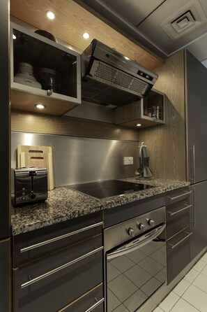 Køleskab, mikrobølgeovn, ovn, kogeplade