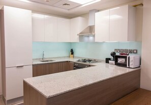 Frigorifero, microonde, forno, piano cottura