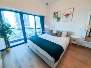 Tabla de planchar con plancha, wifi y ropa de cama