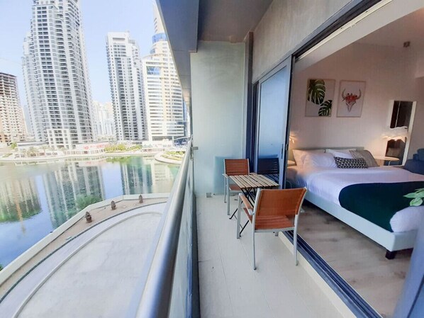 Iron/ironing board, WiFi, bed sheets - Spacious Studio with Full Lake View! (JLT, Dubai)