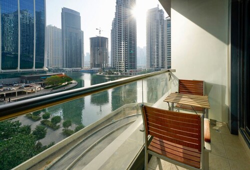 Spacious Studio with Full Lake View!