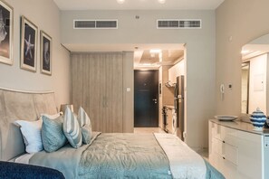 Tabla de planchar con plancha, wifi gratis y ropa de cama 