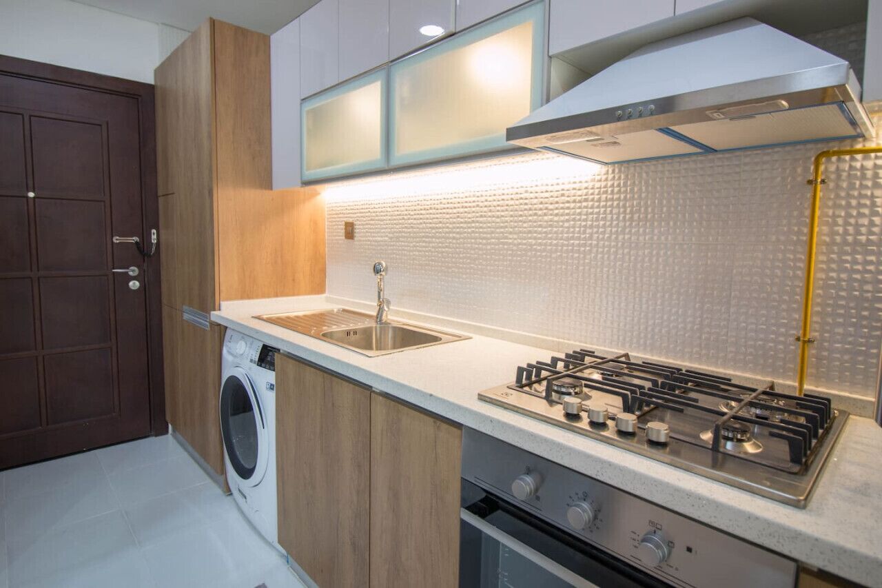 Coffee/tea maker, fridge, microwave, oven