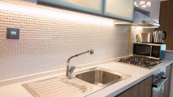 Réfrigérateur, micro-ondes, four, plaque de cuisson